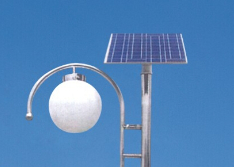 如何通過控制太陽能庭院燈的間距確保正常照明？
